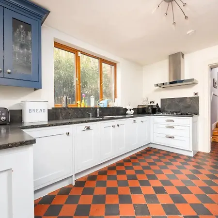 Tatil Evi Guestready - Lovely House With Garden In *